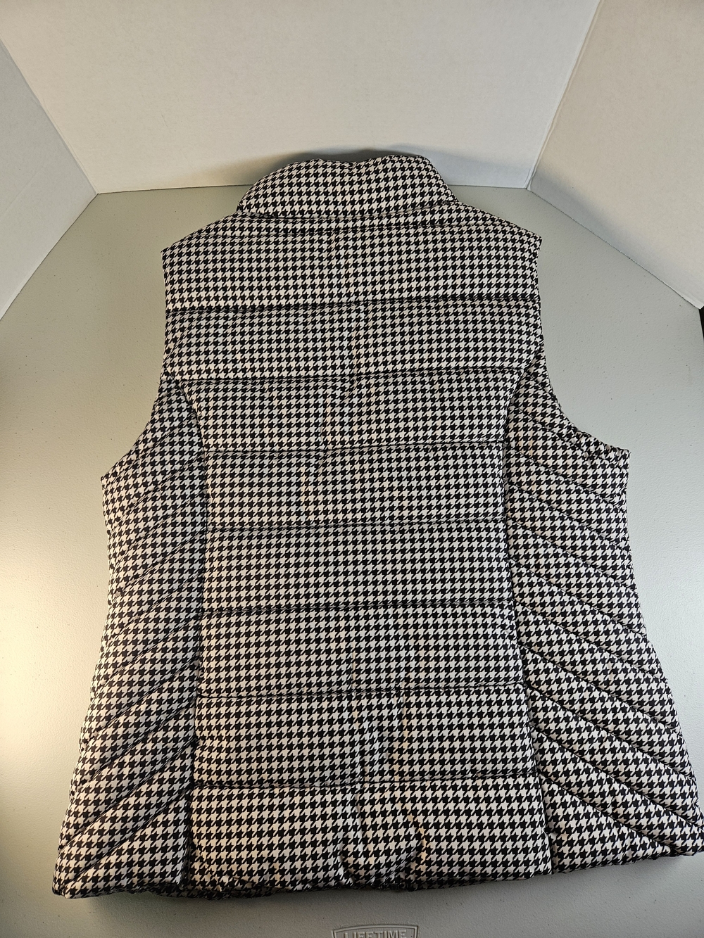 Tommy Hilfiger Black and White Houndstooth Quilted Puffer Vest Like New - Picture 13 of 13